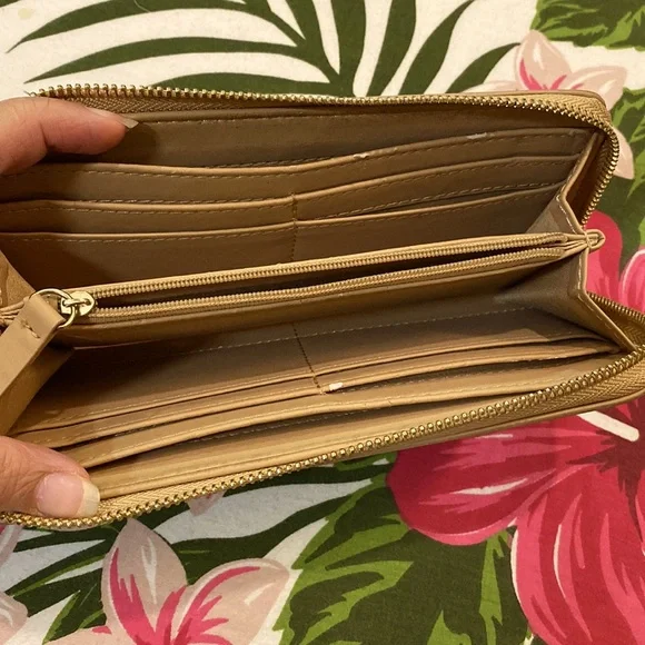 Mango Wallet - Picture 3 of 8